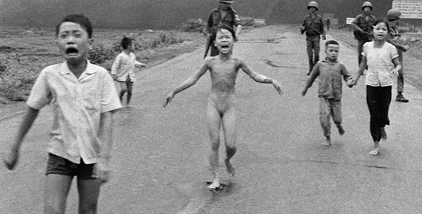 Napalm cayó sobre niños vietnamitas